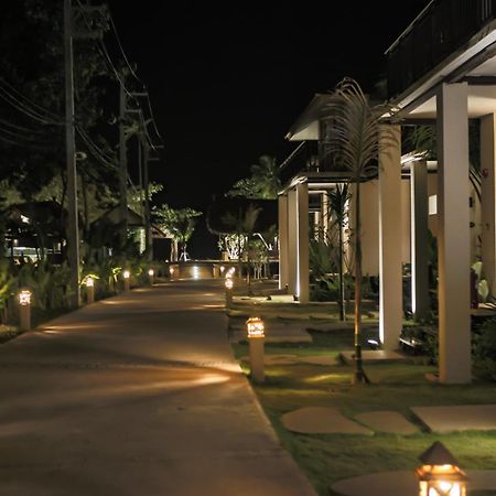 Blue Bay Resort - Access To Pool And Beach-Phuket & Krabi Ko Yao エクステリア 写真 The Village at night