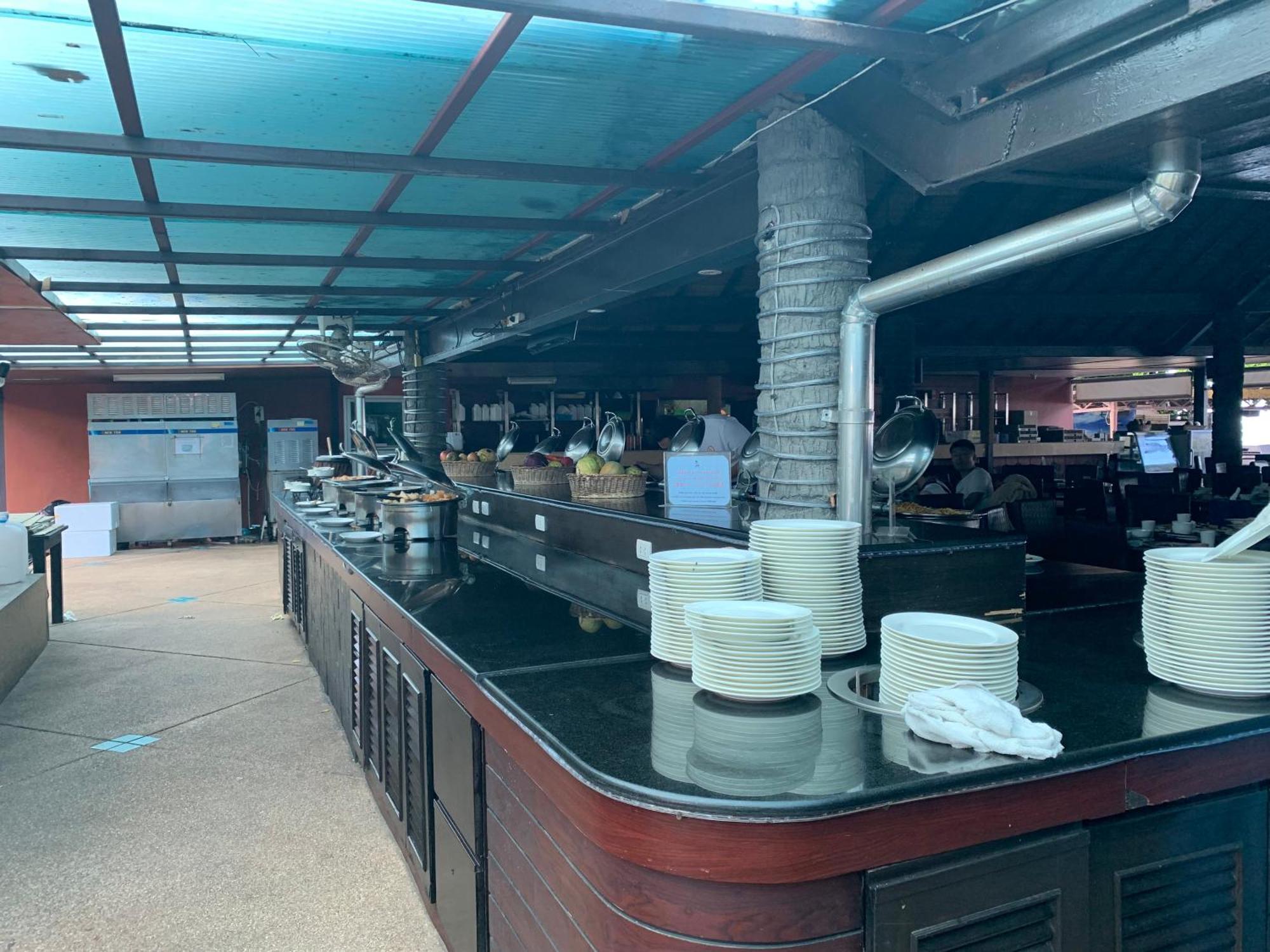 Blue Bay Resort - Access To Pool And Beach-Phuket & Krabi Ko Yao エクステリア 写真 The buffet at the restaurant
