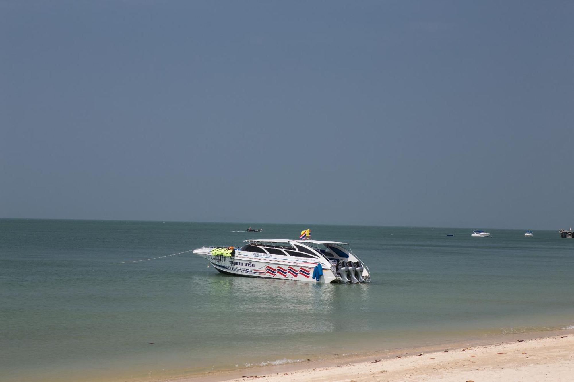 Blue Bay Resort - Access To Pool And Beach-Phuket & Krabi Ko Yao エクステリア 写真 A boat on the beach