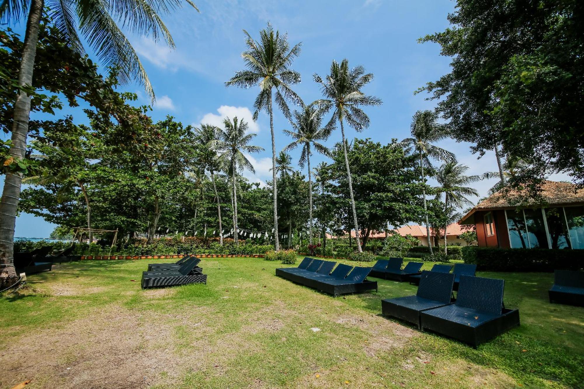 Blue Bay Resort - Access To Pool And Beach-Phuket & Krabi Ko Yao エクステリア 写真 The lawn at the resort