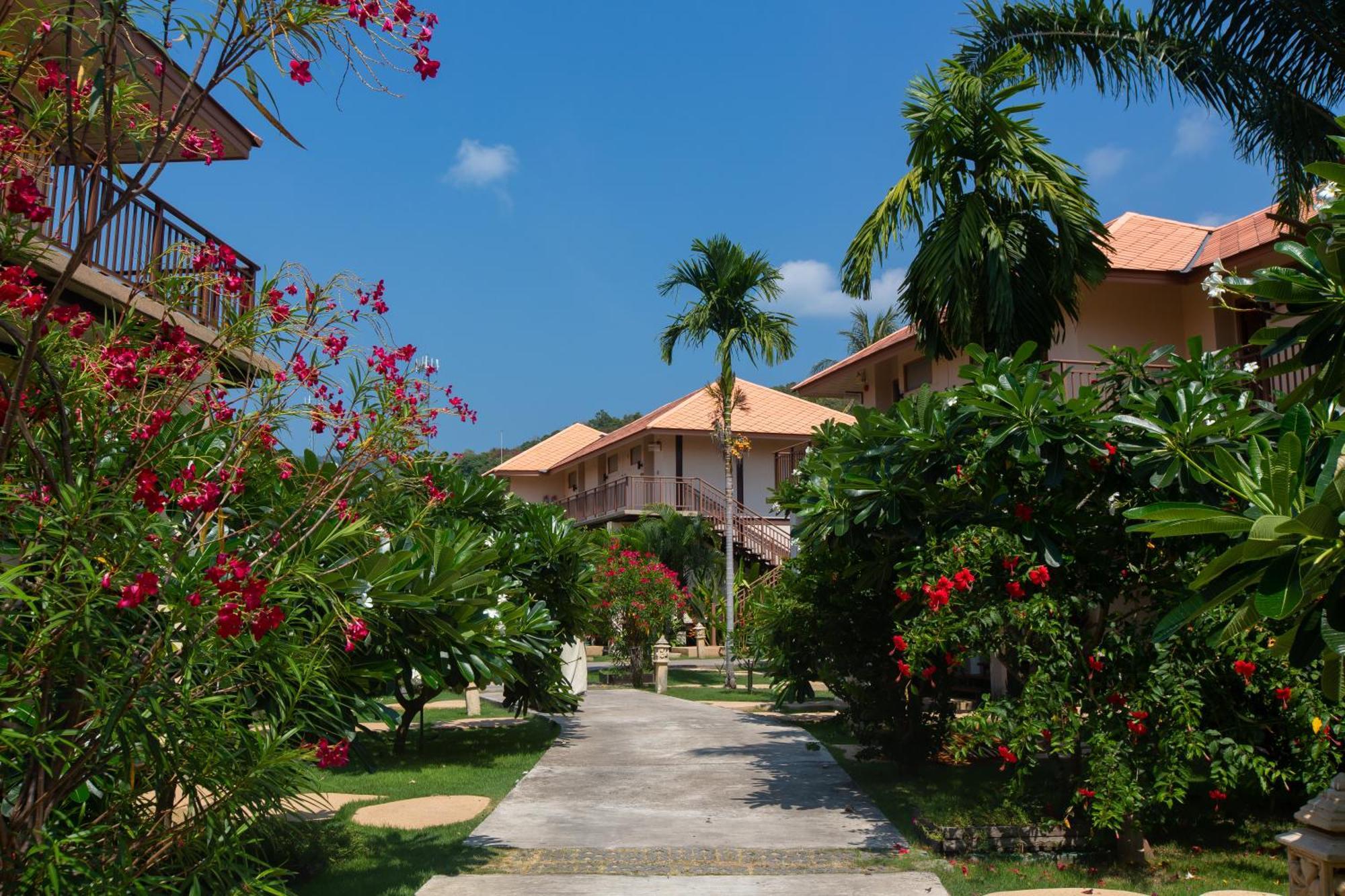 Blue Bay Resort - Access To Pool And Beach-Phuket & Krabi Ko Yao エクステリア 写真 The resort's main walkway