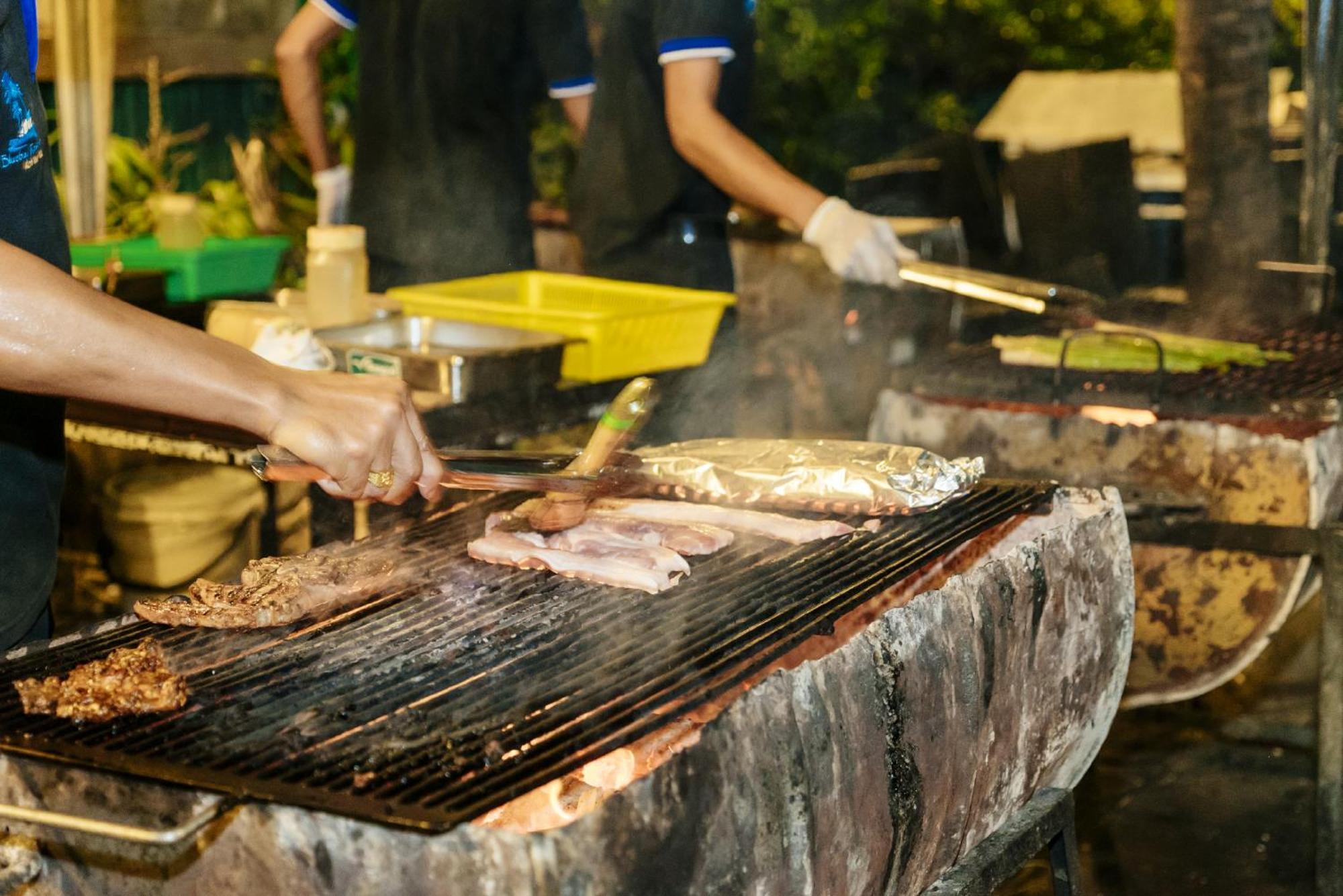 Blue Bay Resort - Access To Pool And Beach-Phuket & Krabi Ko Yao エクステリア 写真 Cooking with a flattop grill