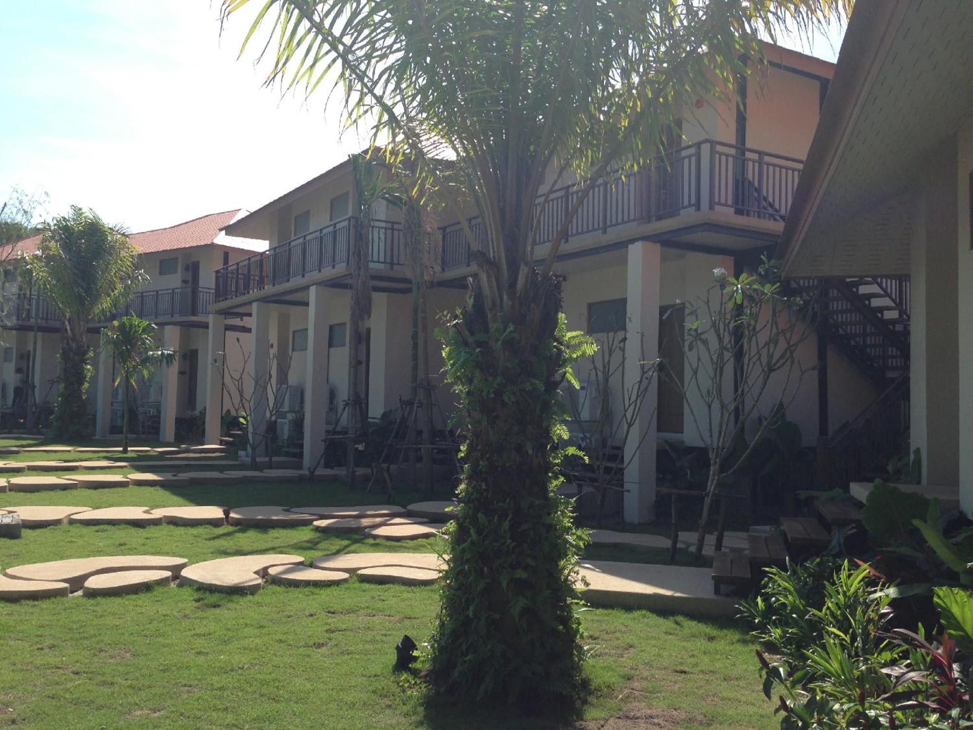 Blue Bay Resort - Access To Pool And Beach-Phuket & Krabi Ko Yao エクステリア 写真 The hotel's garden