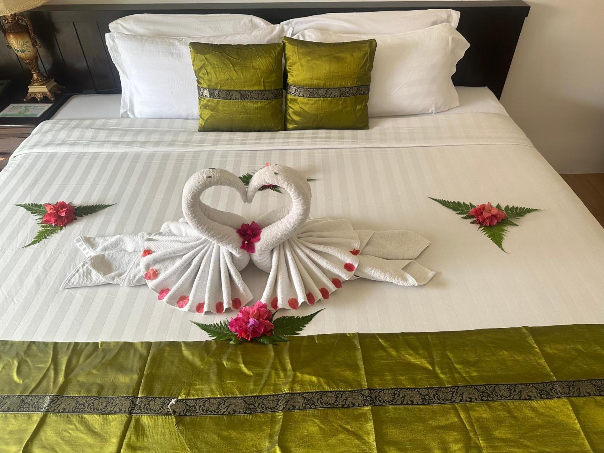 Blue Bay Resort - Access To Pool And Beach-Phuket & Krabi Ko Yao エクステリア 写真 A bed with a bed runner