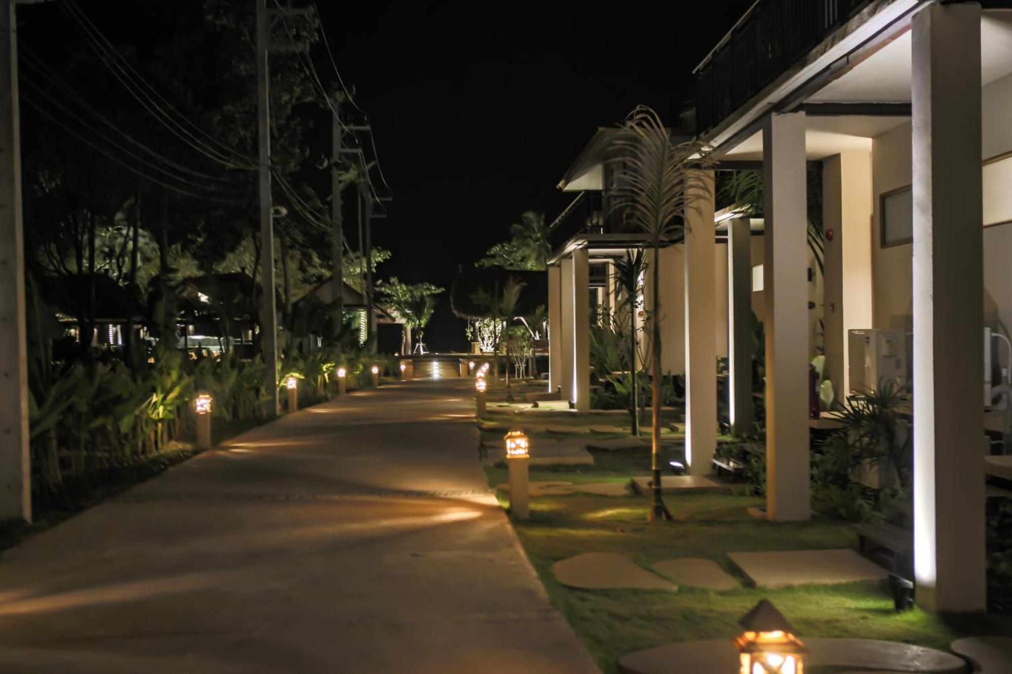 Blue Bay Resort - Access To Pool And Beach-Phuket & Krabi Ko Yao エクステリア 写真 The Village at night